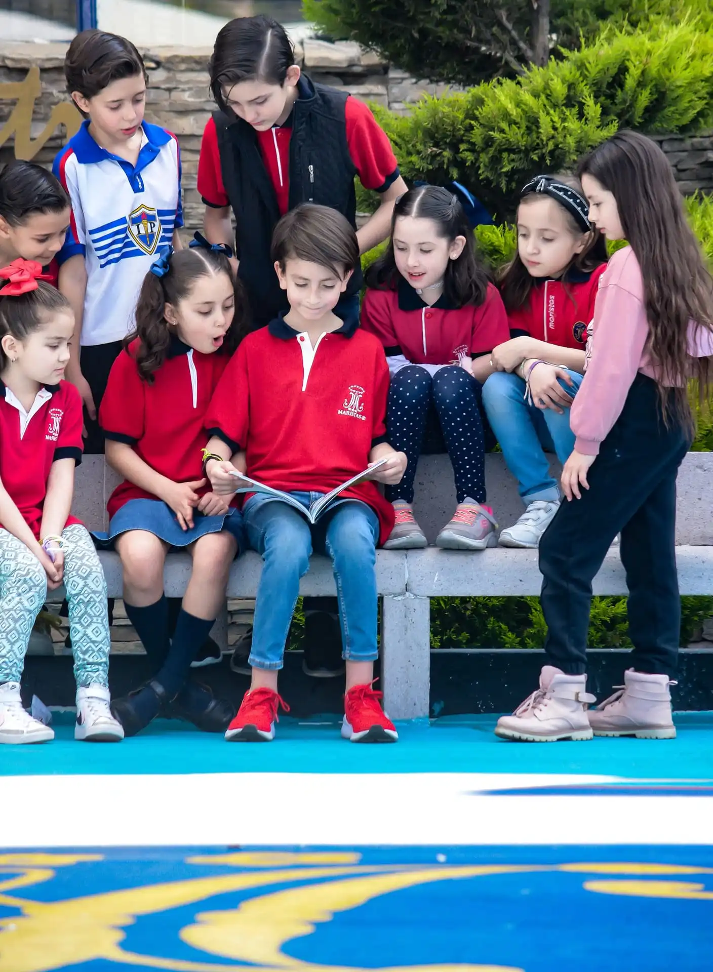 Niños estudiando